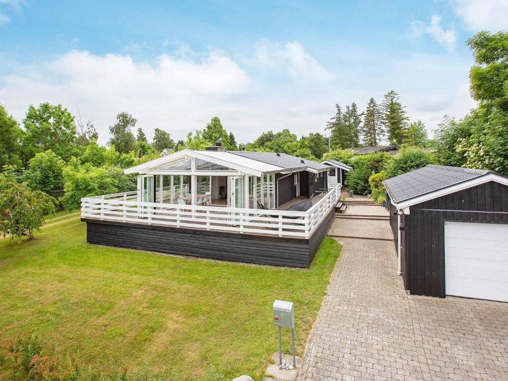 una casa grande con techo en un patio en 6 person holiday home in Str by en Køge