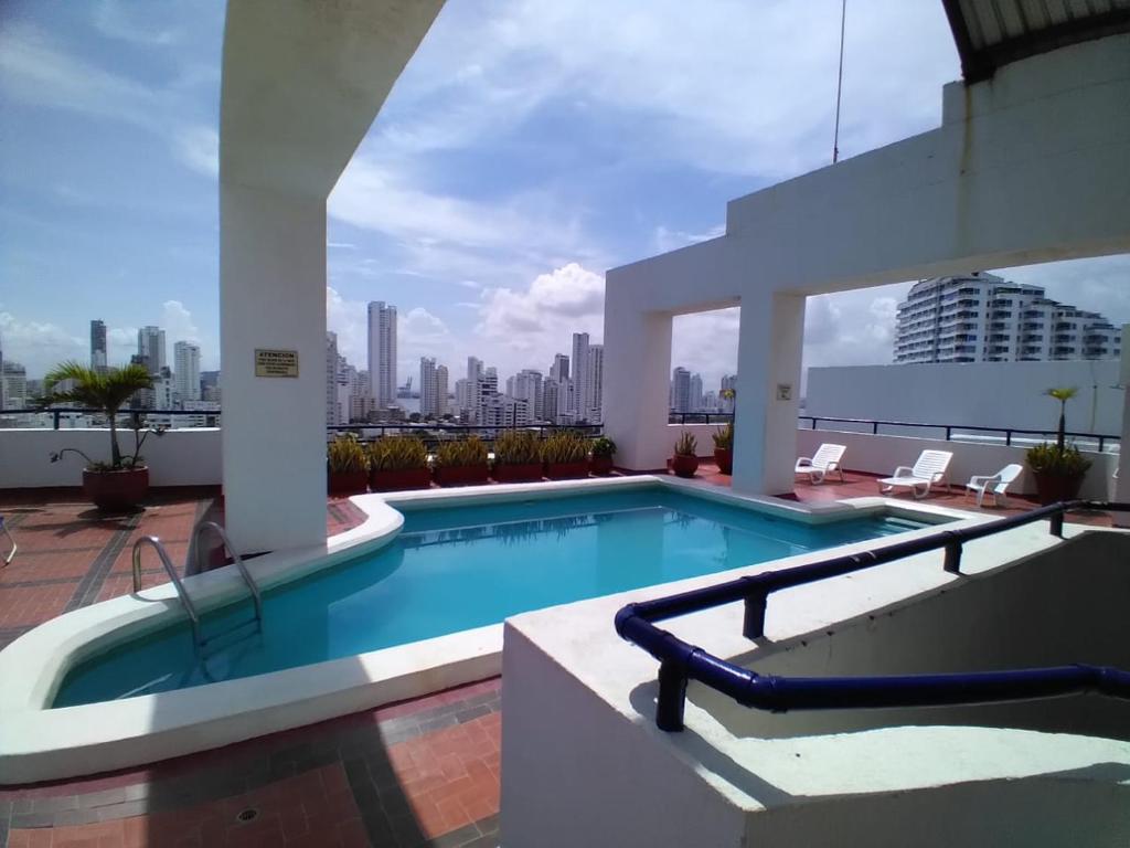 uma piscina no telhado de um edifício em APARTAMENTO DE 3 ALCOBAS H-8MR CERCA AL MAR CON PISCINA AIRE ACONDICIONADO Y WIFi em Cartagena das Índias