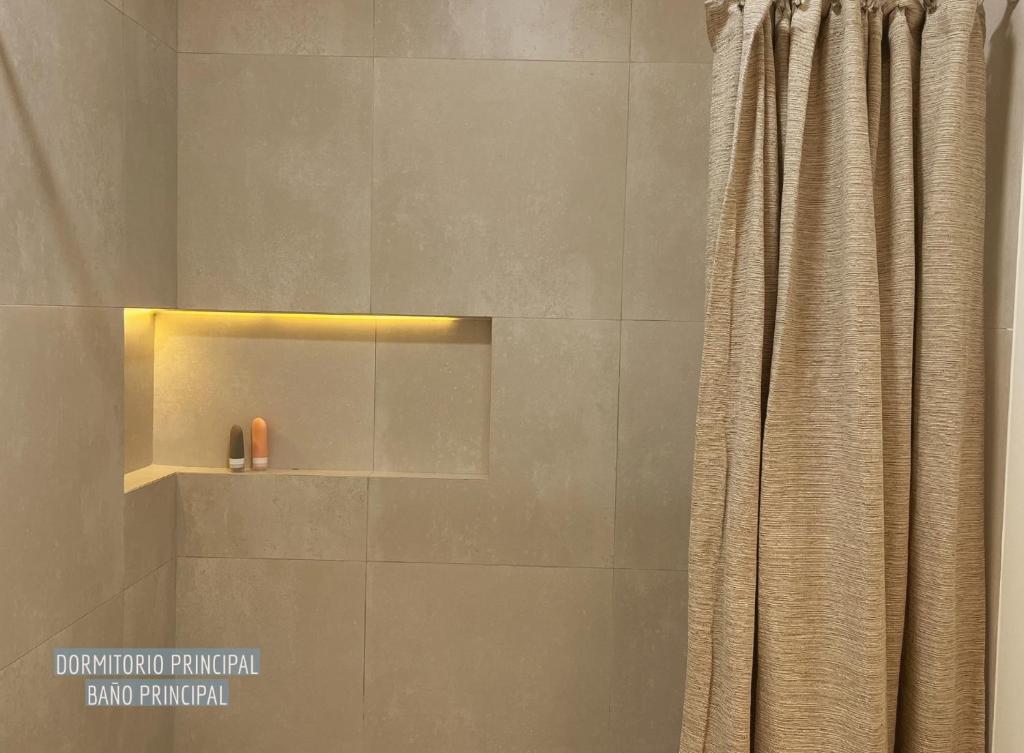 uma casa de banho com chuveiro e cortina de chuveiro em 2BR Apartamento Moxie Paracas con Terraza y AC en 1r Piso em Paracas