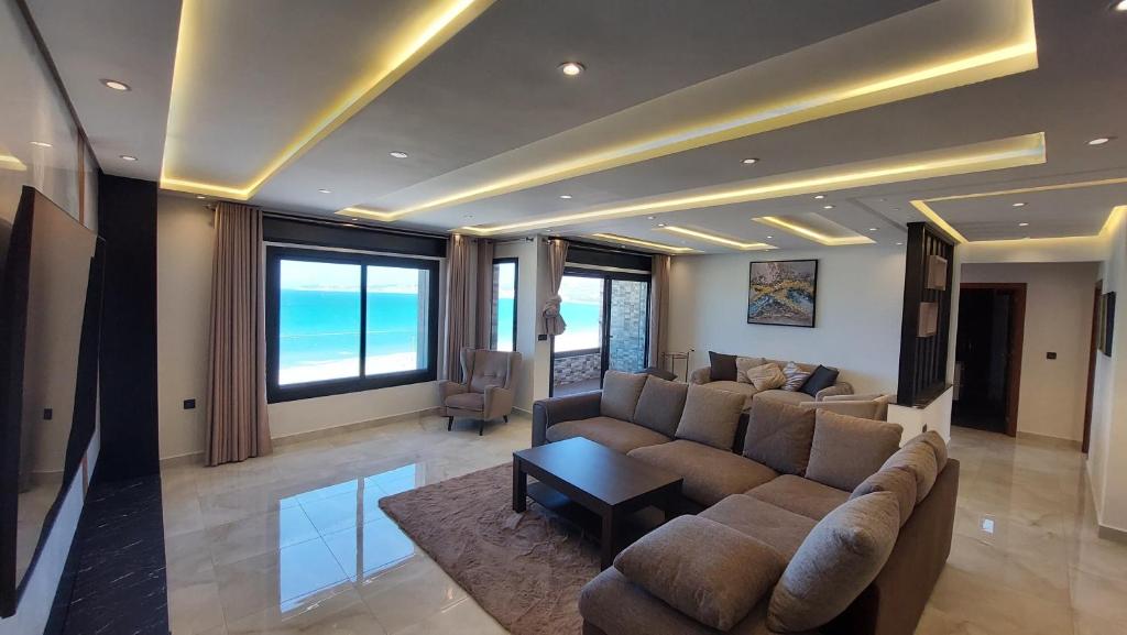 een woonkamer met een bank en een tafel bij Tanger Luxury Family Appartments, Boulevard. in Tanger