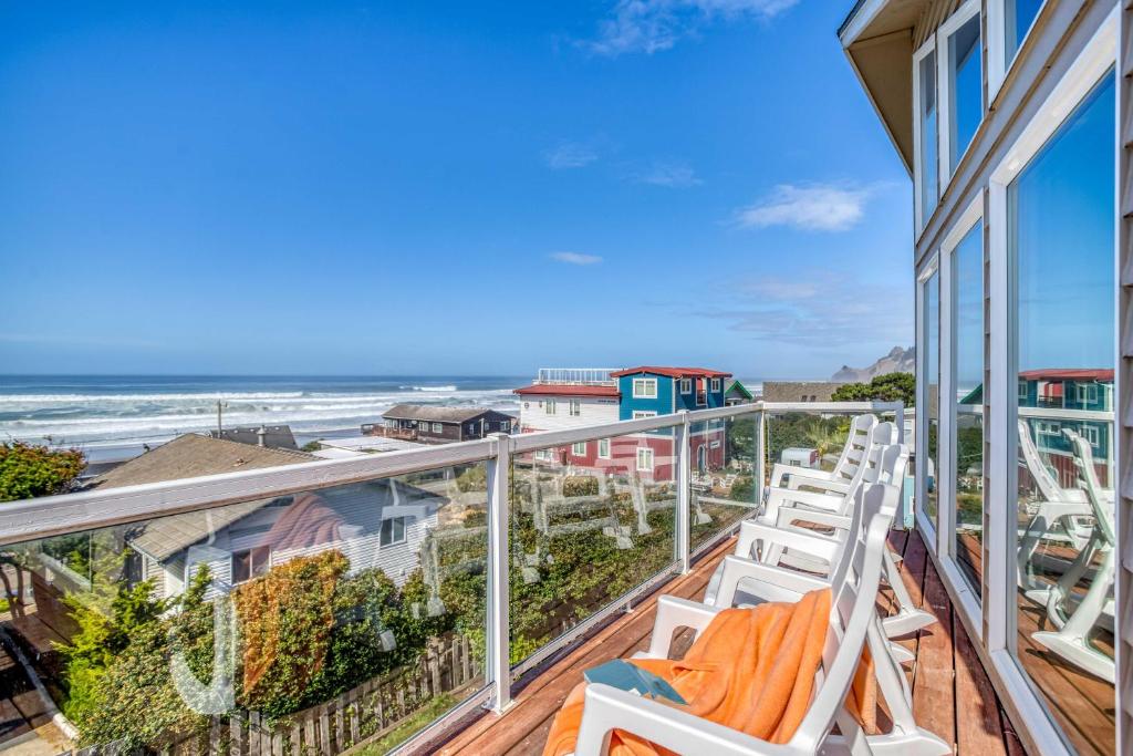 a balcony with chairs and a view of the ocean at Casa Vista del Mar in Lincoln City