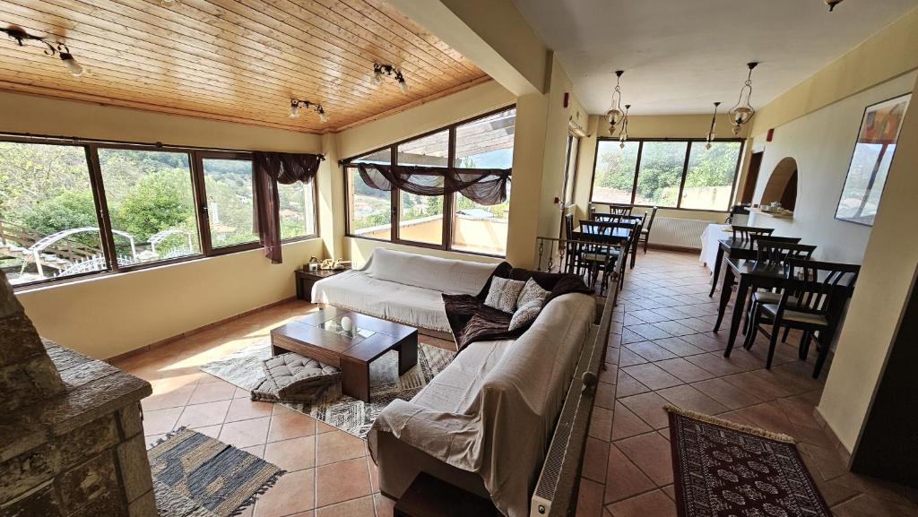 Posezení v ubytování Lithos Villas Kalavryta