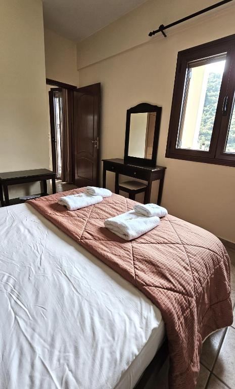 Postel nebo postele na pokoji v ubytování Lithos Villas Kalavryta