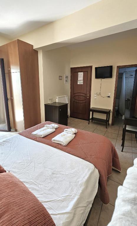 Postel nebo postele na pokoji v ubytování Lithos Villas Kalavryta