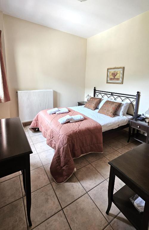 Postel nebo postele na pokoji v ubytování Lithos Villas Kalavryta