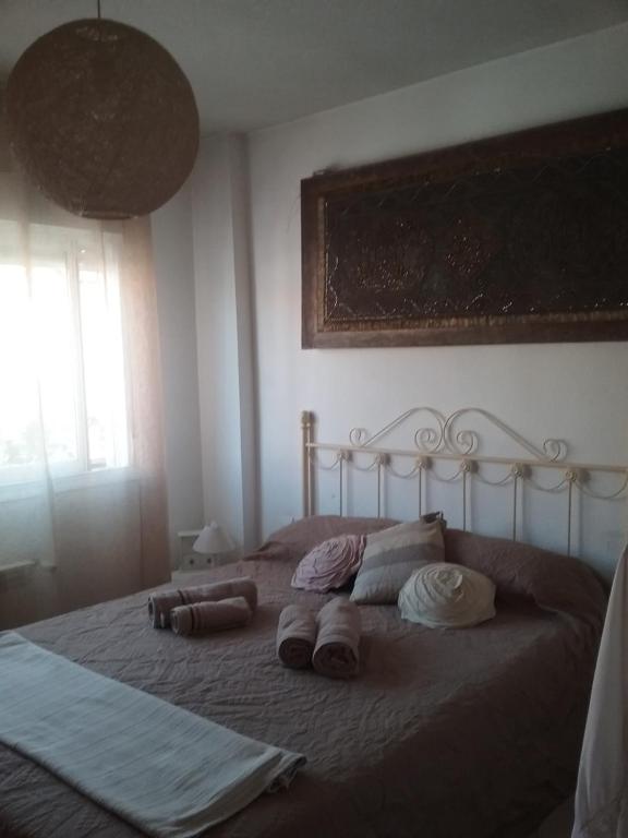 1 dormitorio con 1 cama con 2 almohadas en CALIDAS HABITACIONES DOBLES, BAÑO PRIVADO y PATIO, en Villalbilla