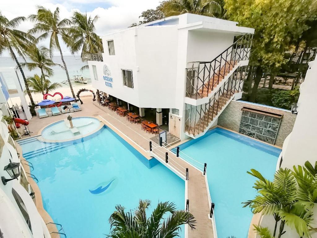 vista sull'alto di una grande piscina di fronte a un edificio di Boracay Ocean Club Beach Resort a Boracay