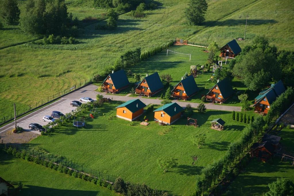 una vista aérea de una granja con un grupo de tiendas de campaña en Domki całoroczne u Eli, en Szczyrk