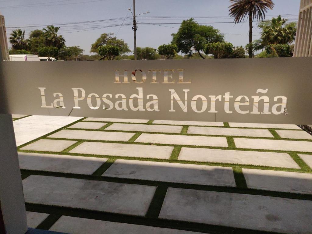 un panneau indiquant l'hilus la pazoria nordica dans l'établissement La Posada Norteña, à Lambayeque