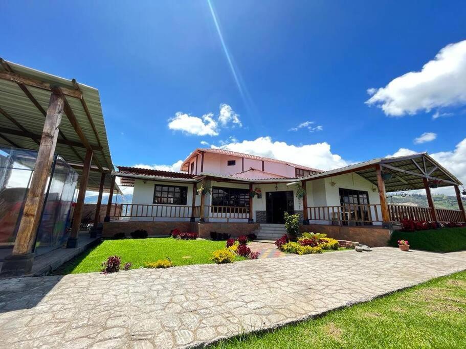 里奧班巴的住宿－Casa de campo con hermosa vista，粉红色的房子,设有庭院和庭院