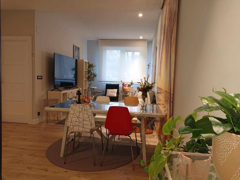 a living room with a dining table and chairs at Bilbao ciudad del mundo, piso 90 m2, Parking gratis, arte teletrabajo y ocio, in Bilbao