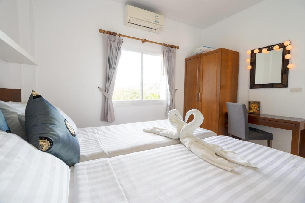 Postel nebo postele na pokoji v ubytování 2Br Seaview Apartment, Long Beach, Lanta Sport Resort 304