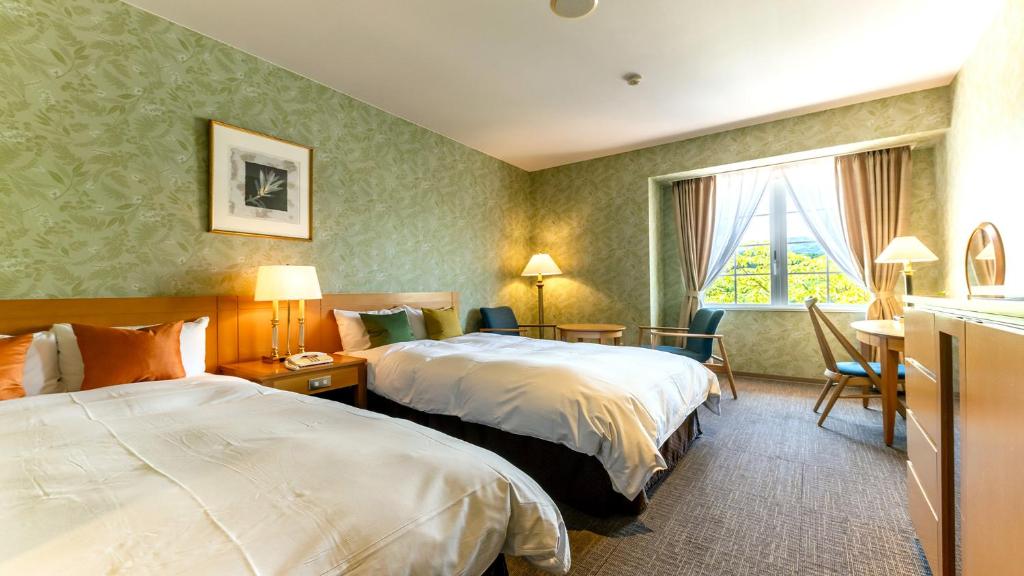 Postel nebo postele na pokoji v ubytování Satoyama Auberge & Hot Spring Wellness Spa Sakuragaike Kurgarden