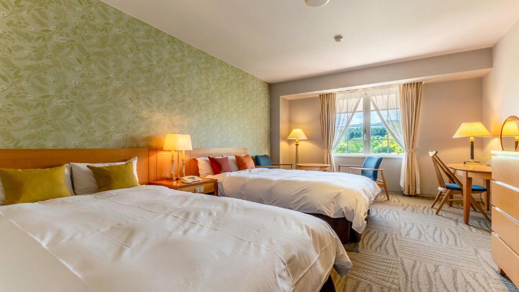 Postel nebo postele na pokoji v ubytování Satoyama Auberge & Hot Spring Wellness Spa Sakuragaike Kurgarden
