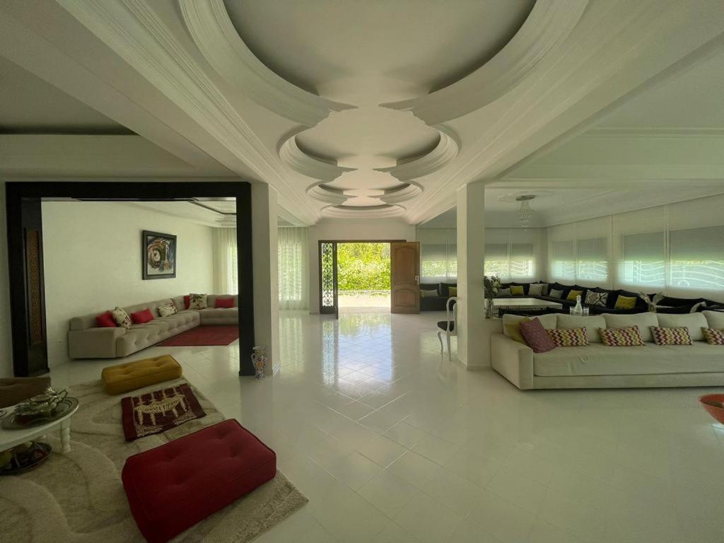 un ampio soggiorno con divani e soffitto di Villa hay riyad a Rabat