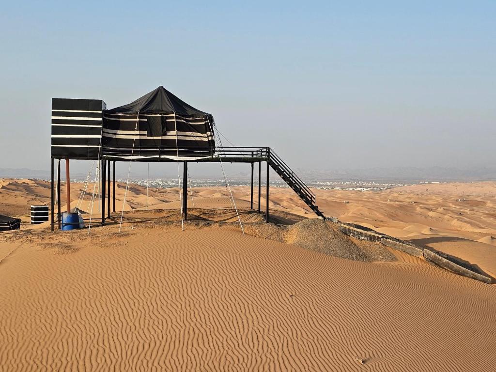 una tienda en medio de un desierto en Moon Light Camp, en Badīyah