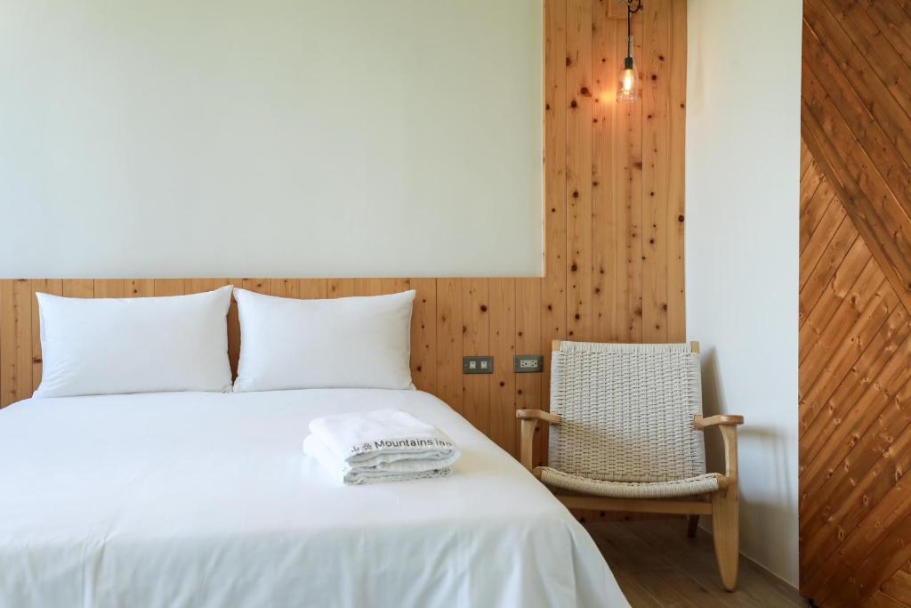 Postel nebo postele na pokoji v ubytování Mountains Inn