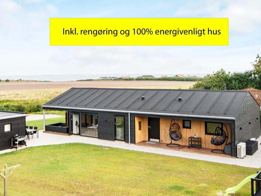una casa con techo negro en 10 person holiday home in Vinderup, en Vinderup