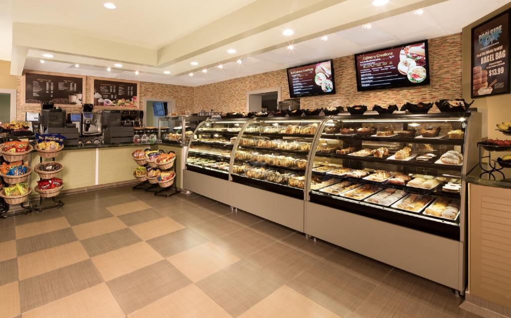 Supermarket nebo jiné obchody v  rezortu nebo okolí