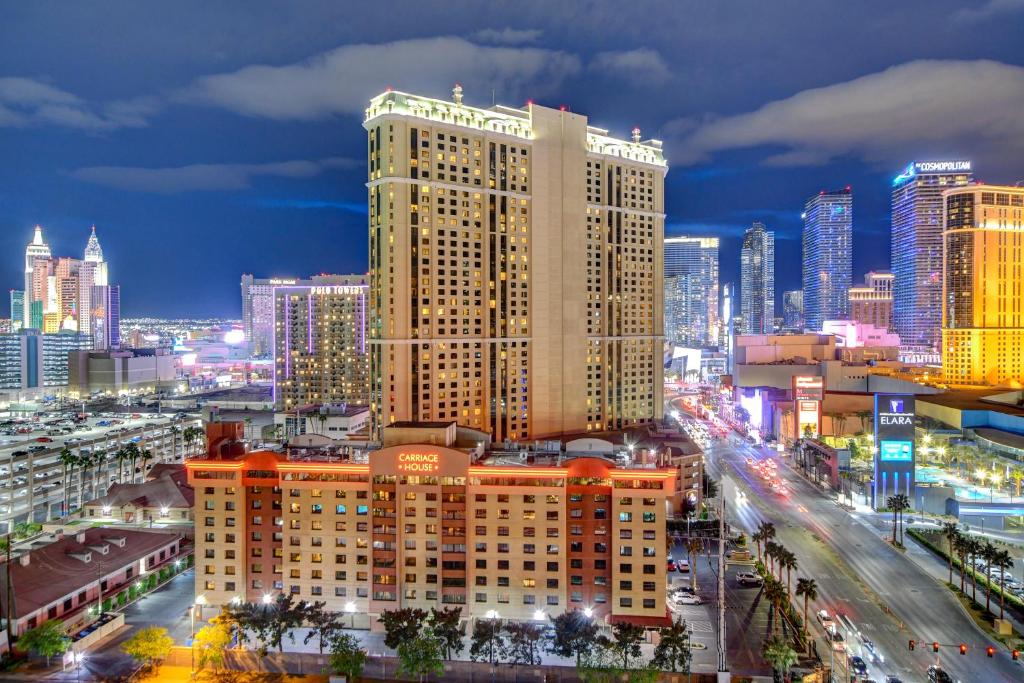 uitzicht op een stad in de nacht met gebouwen bij Lucky Gem Penthouse Suite MGM Signature, Balcony Strip View 3505 in Las Vegas