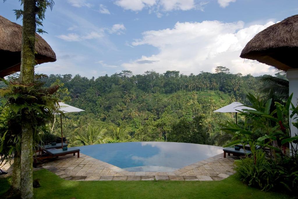 einen Pool in einem Resort mit Aussicht in der Unterkunft Villa Melati in Ubud