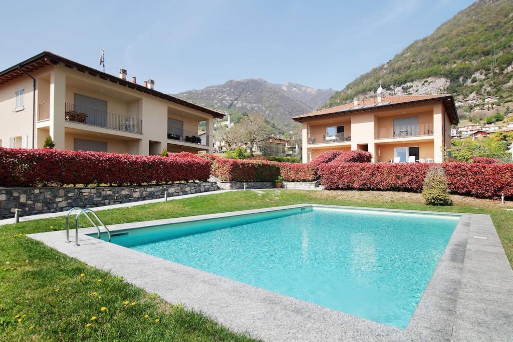 a swimming pool in front of a house at Appartamenti Zerboni in Lenno