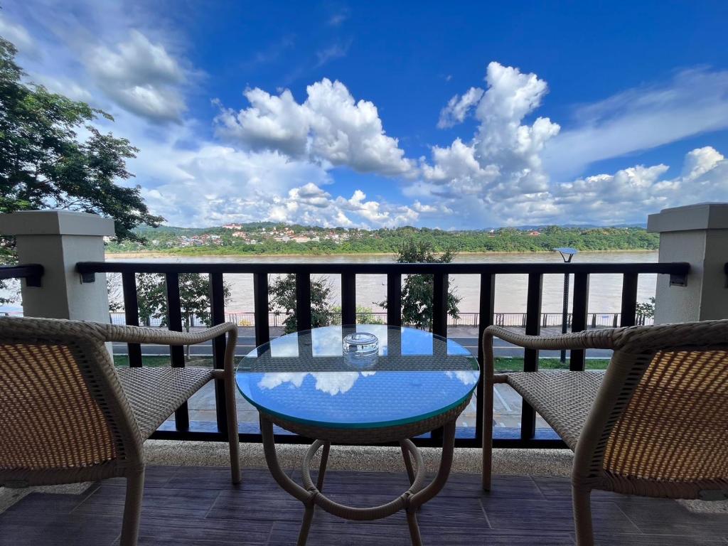 Balkón nebo terasa v ubytování Chiangkhong Teak Garden Riverfront Onsen Hotel- SHA Extra Plus