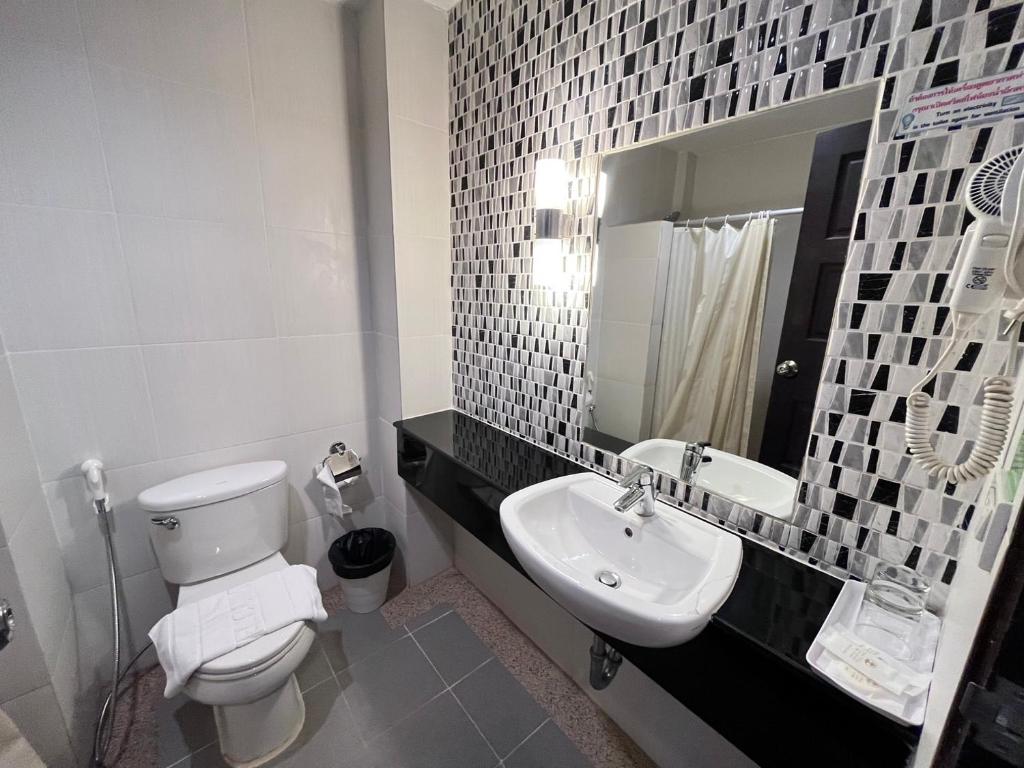 Koupelna v ubytování Chiangkhong Teak Garden Riverfront Onsen Hotel- SHA Extra Plus
