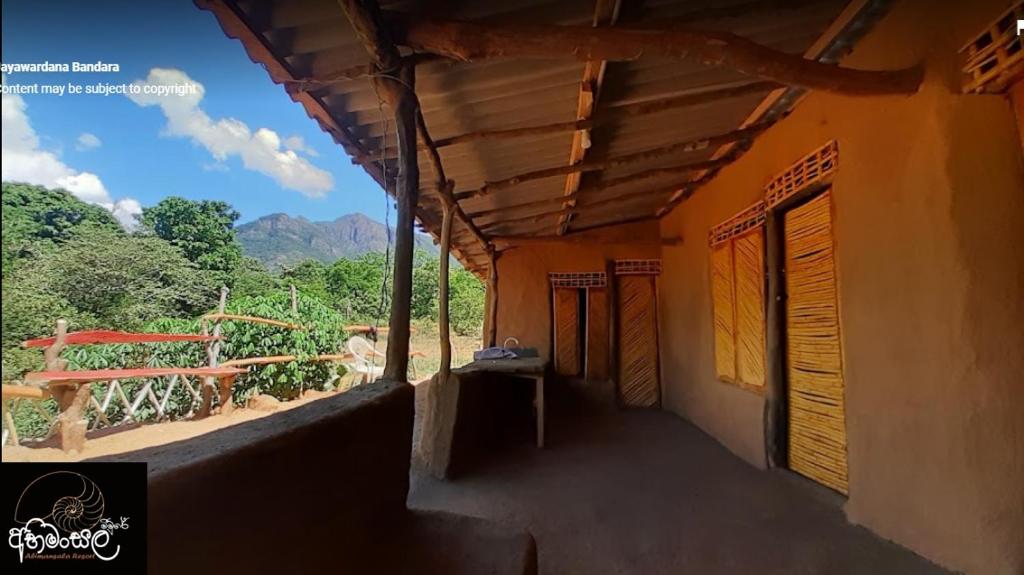 un balcón de una casa con vistas a las montañas en Abimansala Resort en Hunnasgiriya