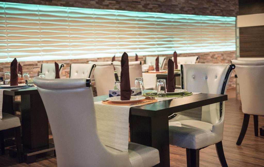 Restaurace v ubytování Sharz Hotel