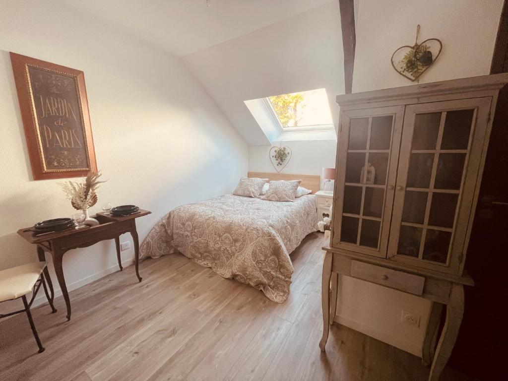 1 dormitorio con 1 cama, vestidor y ventana en Les Suites du 119 en Vannes