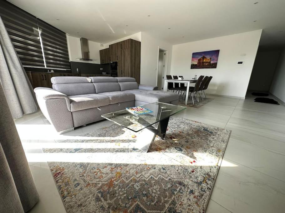 Posezení v ubytování Modern & Cosy Apartment in Marsaxlokk