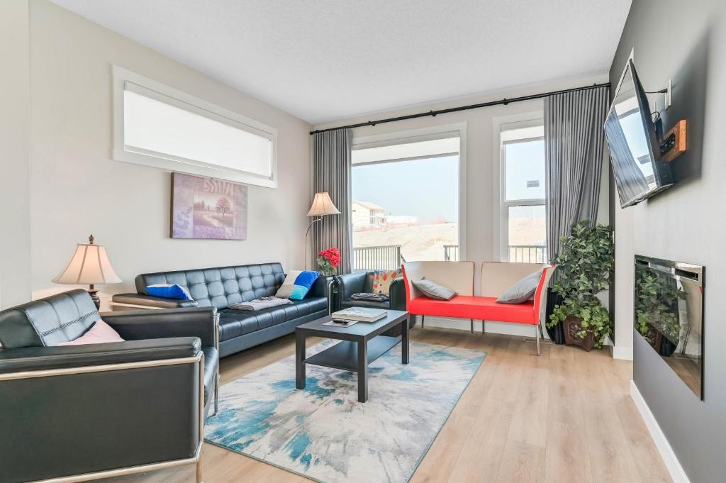 ein Wohnzimmer mit einem Sofa und einem Tisch in der Unterkunft Brand New 3-Bedroom Home in a Quiet Neighborhood in Calgary