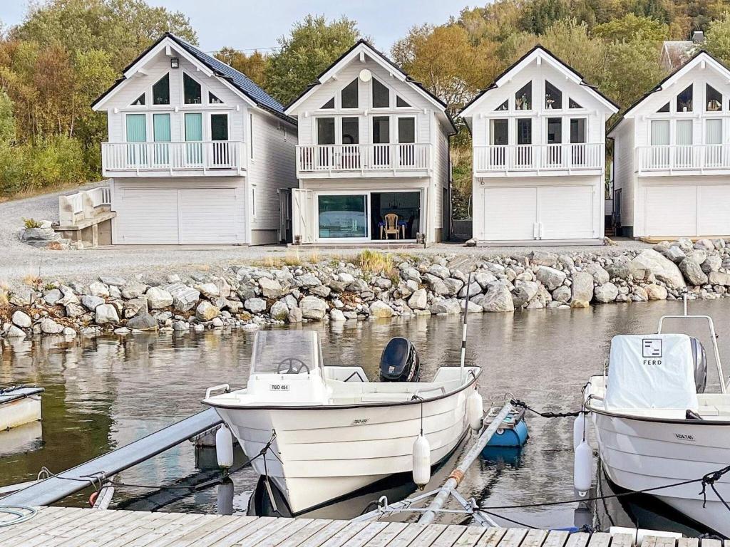 dos barcos están atracados en el agua frente a una casa en Holiday home Brattvåg III, en Brattvåg