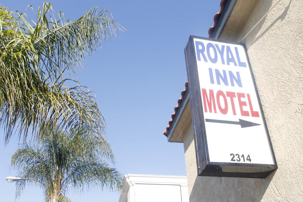 ein Schild, das das Motel Royal Inn an der Seite eines Gebäudes liest in der Unterkunft Royal Inn in Lomita