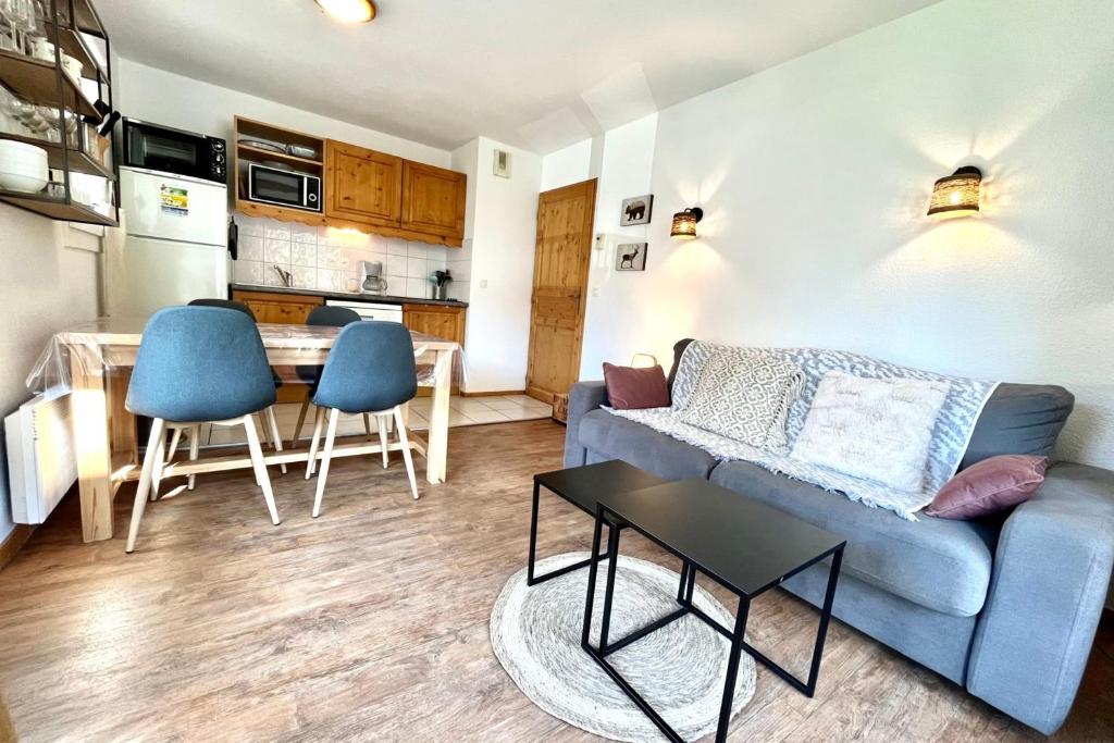 un salon avec un canapé et une table dans l'établissement LUMINEUX 43 m avec 2 BALCONS près des Pistes, à Saint-Gervais-les-Bains