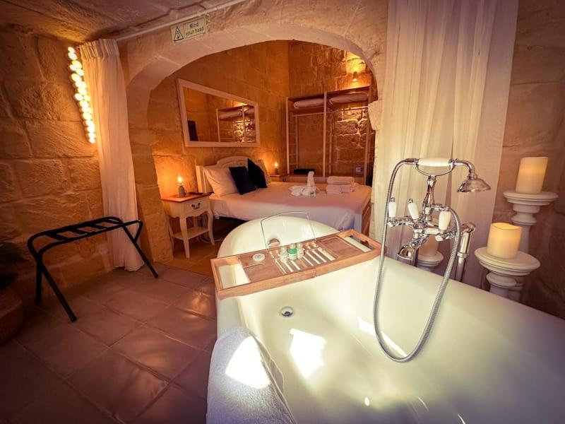 Postel nebo postele na pokoji v ubytování Ta' Ġilarda Boutique Living