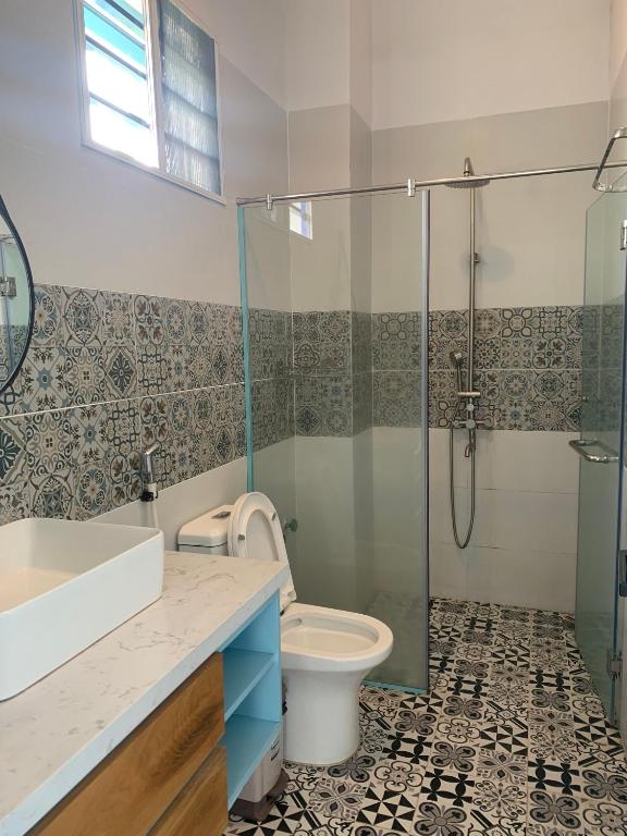 Koupelna v ubytování Santorini Villa Cam Ranh
