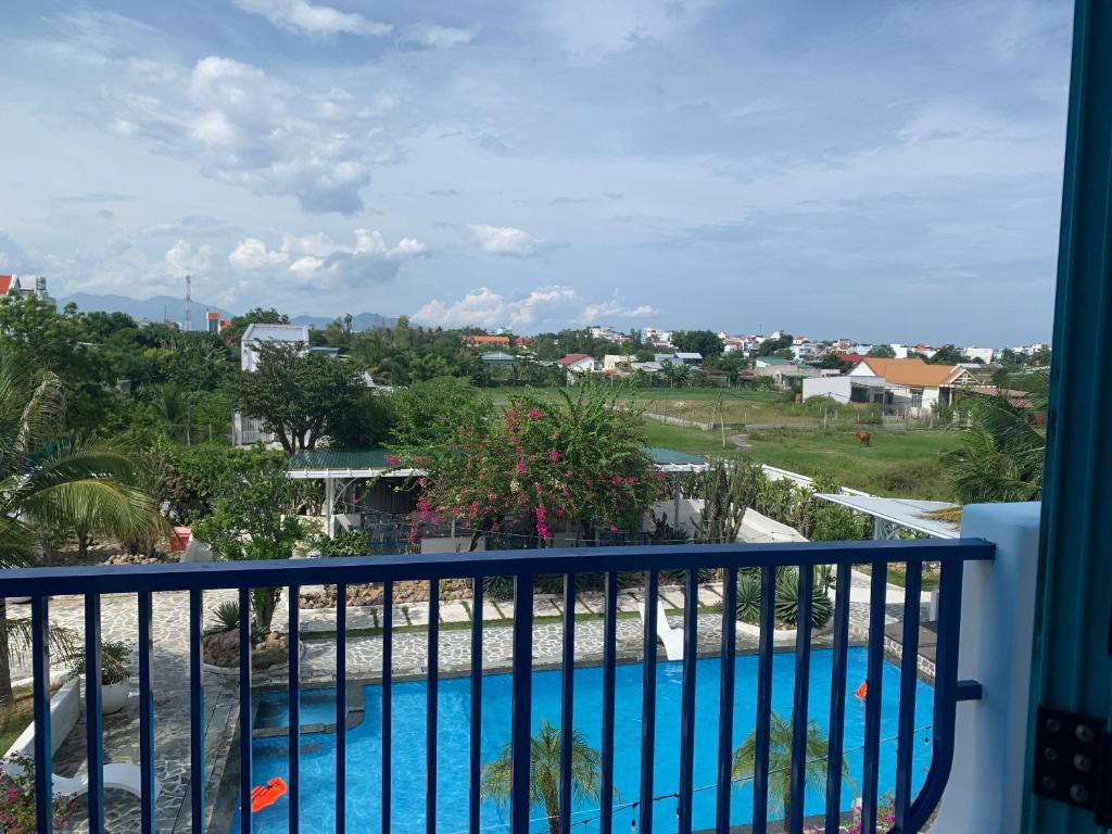 Bazén v ubytování Santorini Villa Cam Ranh nebo v jeho okolí