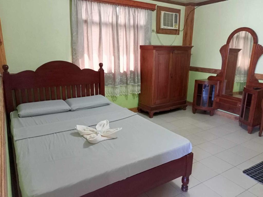 Un dormitorio con una cama con una flor blanca. en Regular Room in Casa de Piedra Pension House 