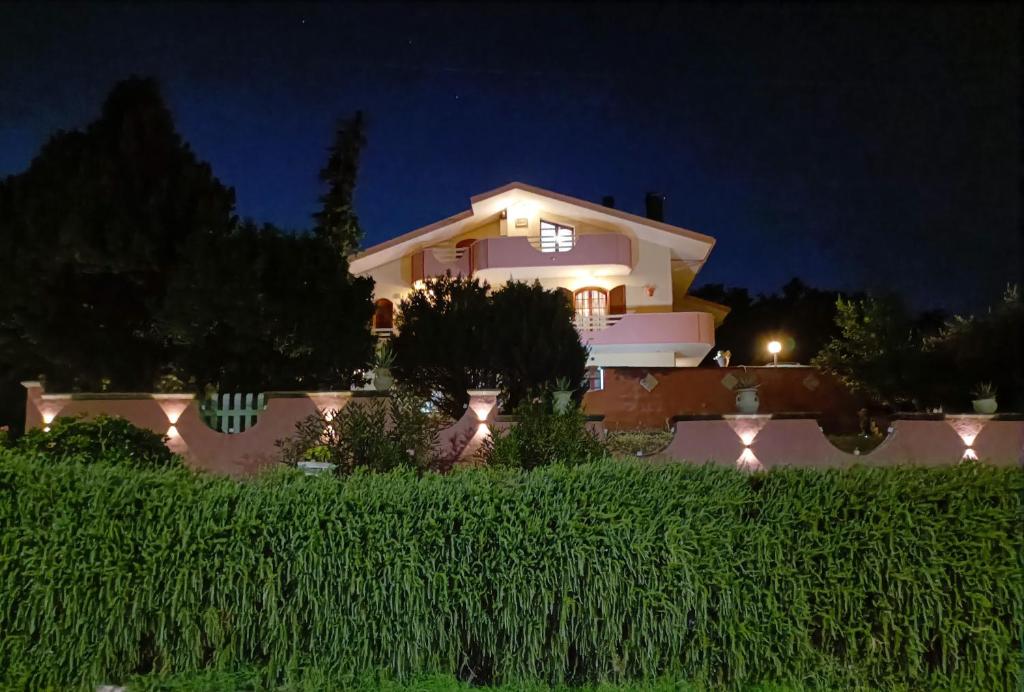 uma casa à noite com luzes à frente em domus rosada em Ripa Teatina