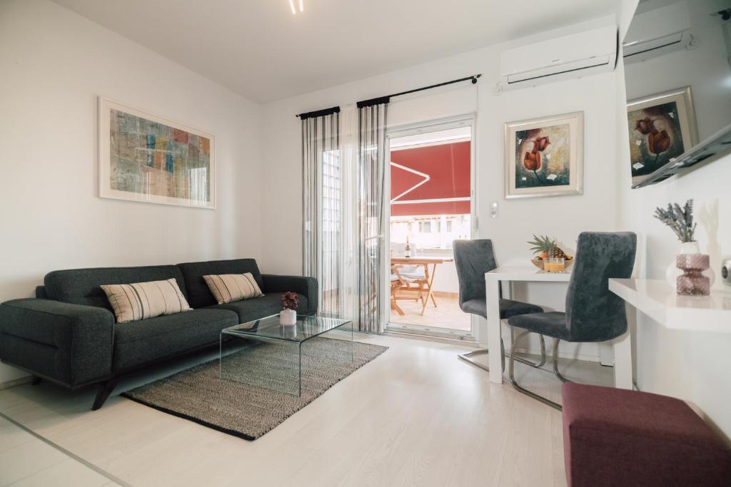 Posedenie v ubytovaní Modern Apartments with Loggia Terrace and Parking