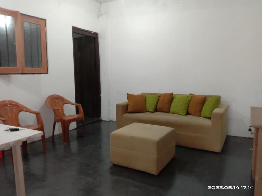 un soggiorno con divano, tavolo e sedie di Kirula Villa House a Colombo