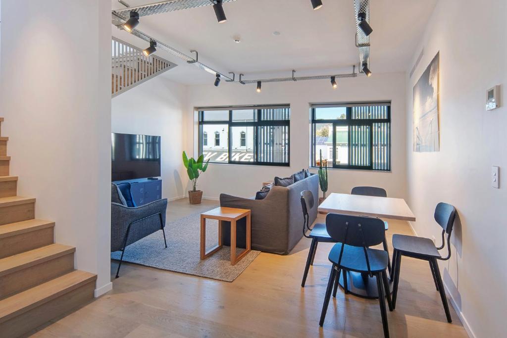 sala de estar y comedor con mesa y sillas en Inner City Apartments - 3, en Nelson