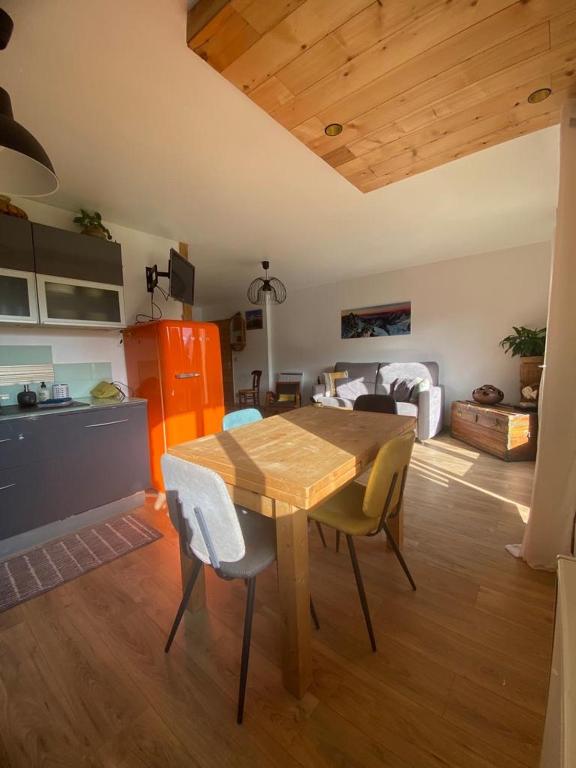 Kuchyň nebo kuchyňský kout v ubytování Appartement au calme avec vue sur les montagnes.