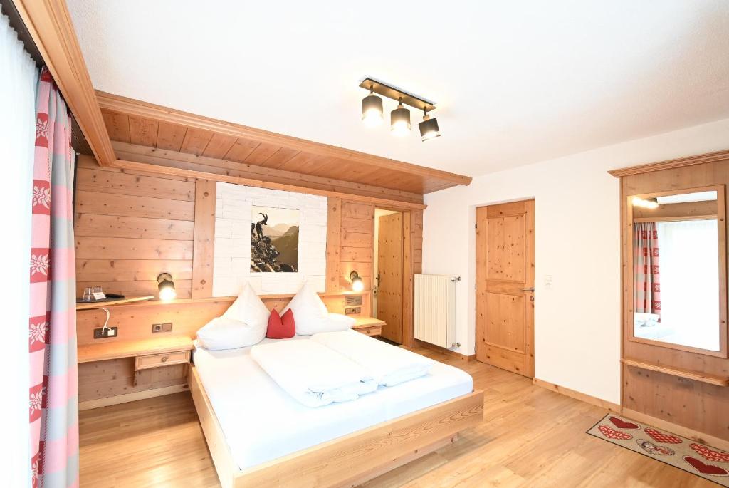 Postel nebo postele na pokoji v ubytování Vermunt - Silvretta Sommer Premium Card inklusive