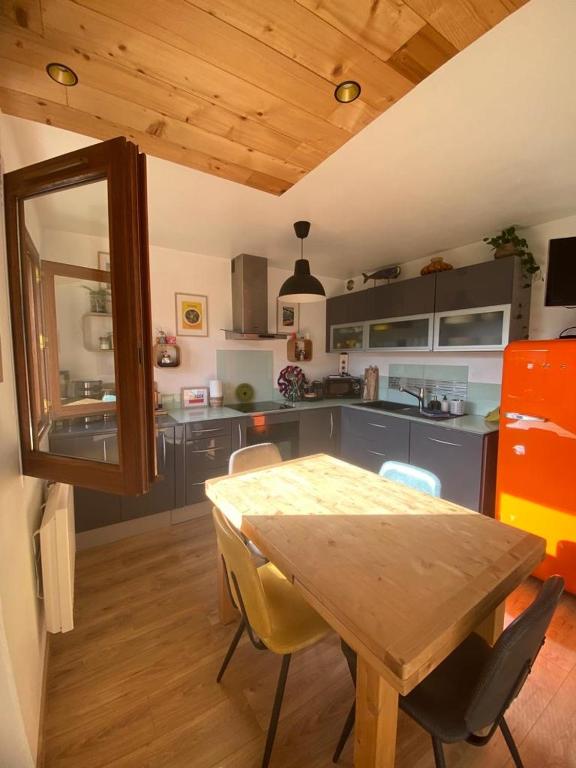 Kuchyň nebo kuchyňský kout v ubytování Appartement au calme avec vue sur les montagnes.