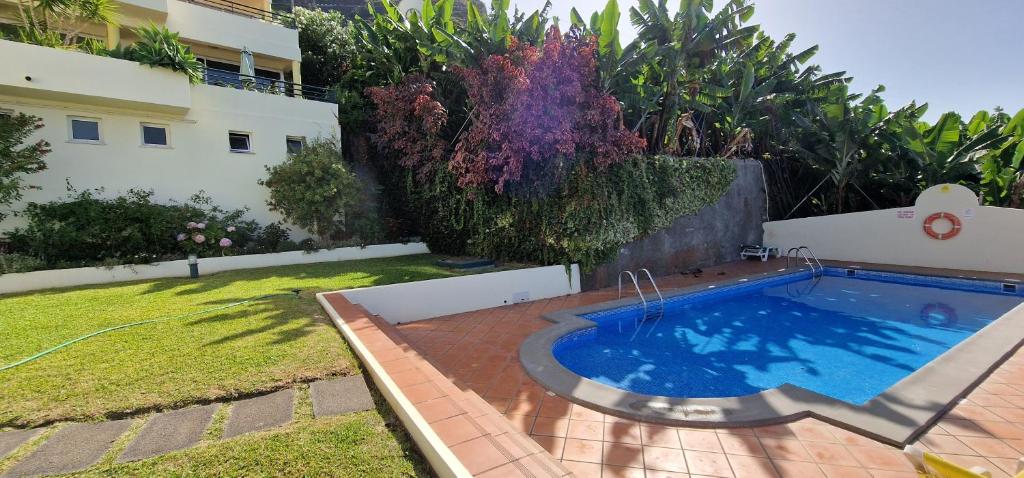 ein Pool in einem Hof neben einem Gebäude in der Unterkunft Sunny Arco Retreat in Arco da Calheta
