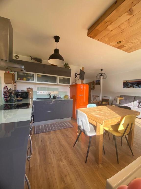 Kuchyň nebo kuchyňský kout v ubytování Appartement au calme avec vue sur les montagnes.