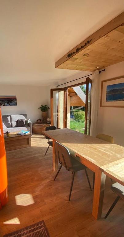 Posezení v ubytování Appartement au calme avec vue sur les montagnes.